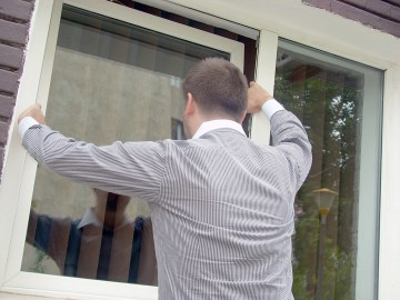 Poliţiştii au prins un minor care a spart o locuinţă şi a tâlhărit o persoană